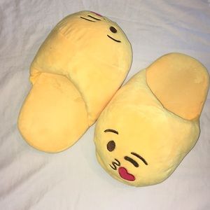 🌹✨ Kissy Face Emoji Slippers